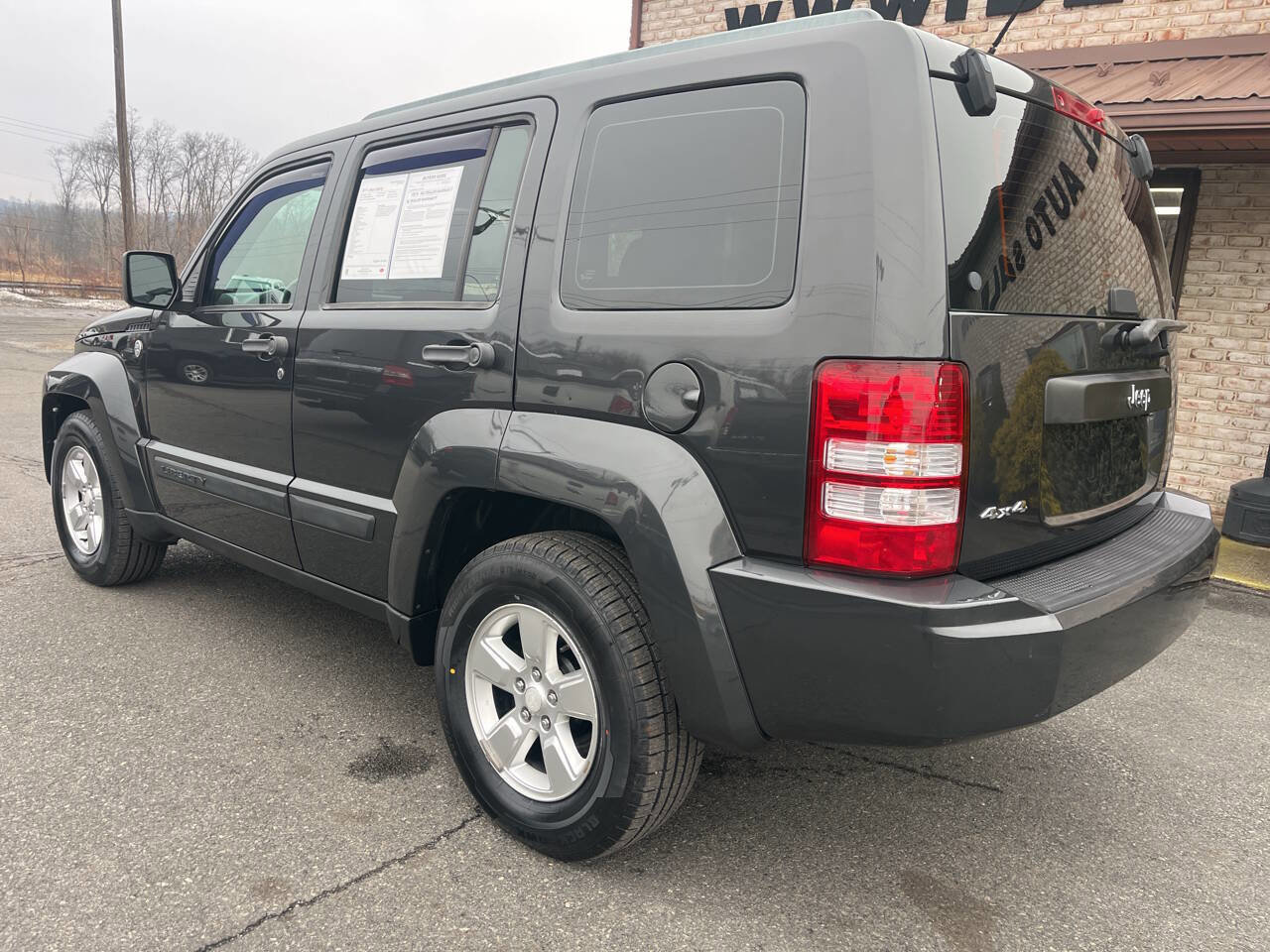 Used 2011 Jeep Liberty Sport image 8
