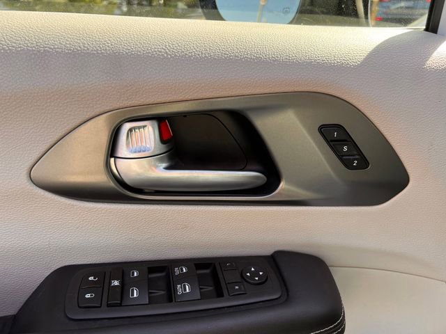Used 2024 Chrysler Pacifica Select image 12