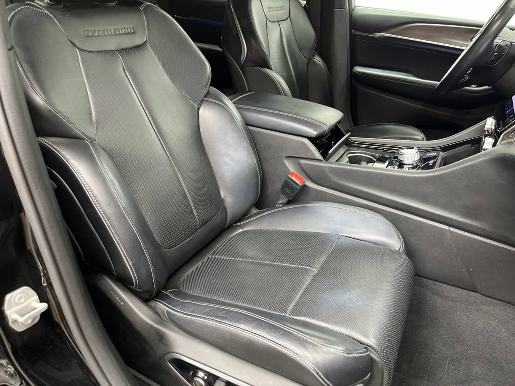 Used 2022 Jeep Grand Cherokee Overland w/ Luxury Tech Group IV AWD/4WD image 21