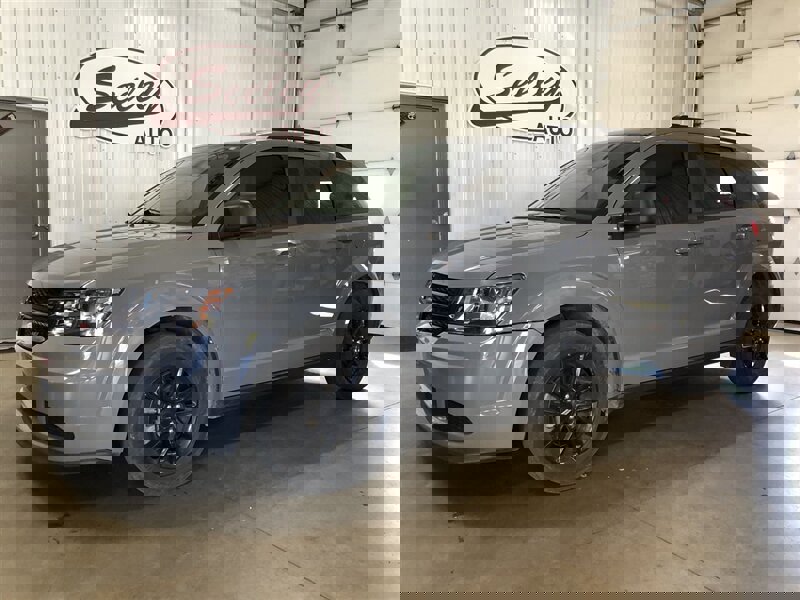 Used 2020 Dodge Journey SE w/ Blacktop Package image 1