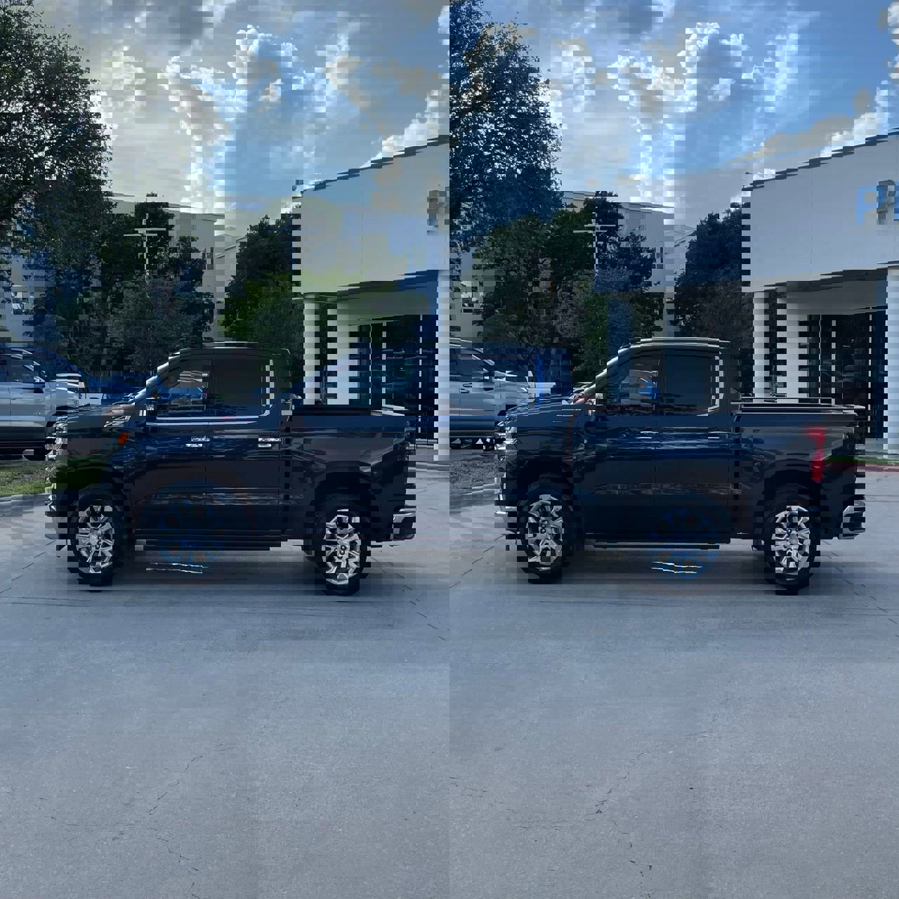 Used 2022 Chevrolet Silverado 1500 LTZ w/ LTZ Premium Package AWD/4WD image 3