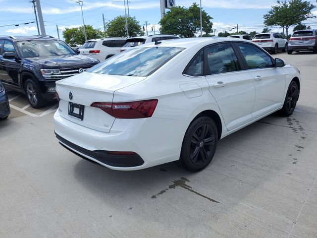 Certified 2024 Volkswagen Jetta SE w/ Panoramic Sunroof Package FWD image 4