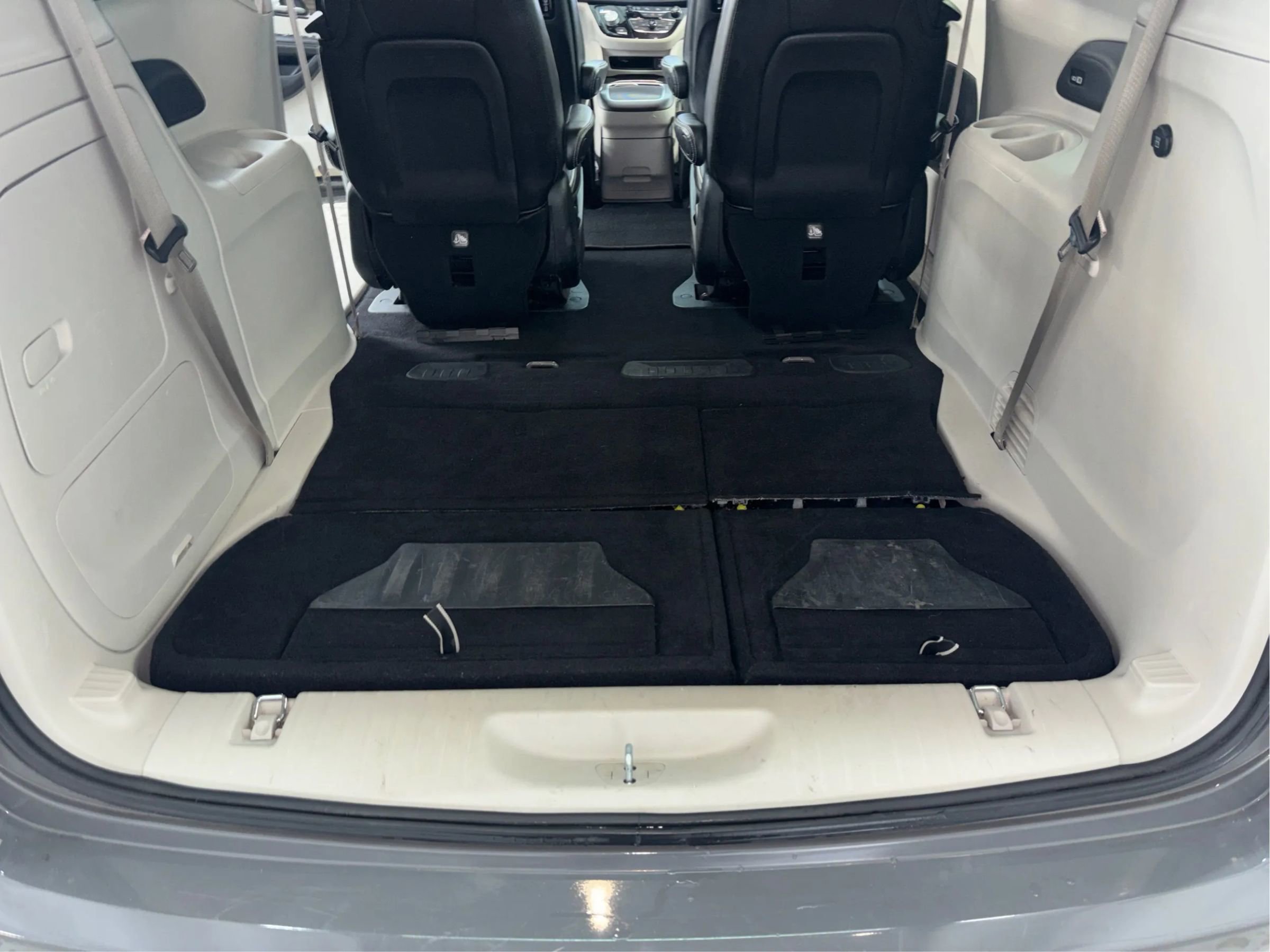 Used 2022 Chrysler Pacifica Limited w/ Uconnect Theater Family Group FWD image 16
