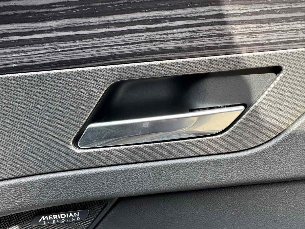 Used 2016 Jaguar XF S image 36