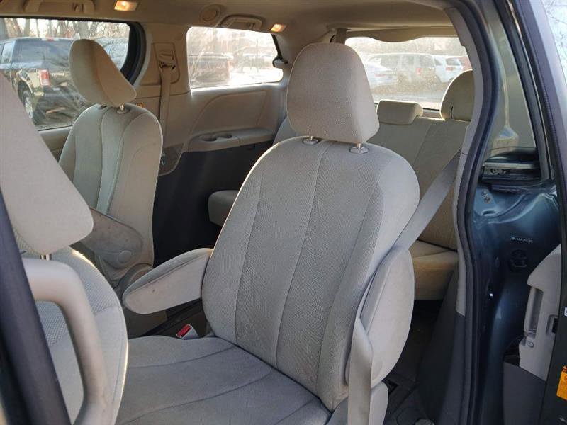 Used 2013 Toyota Sienna L image 10