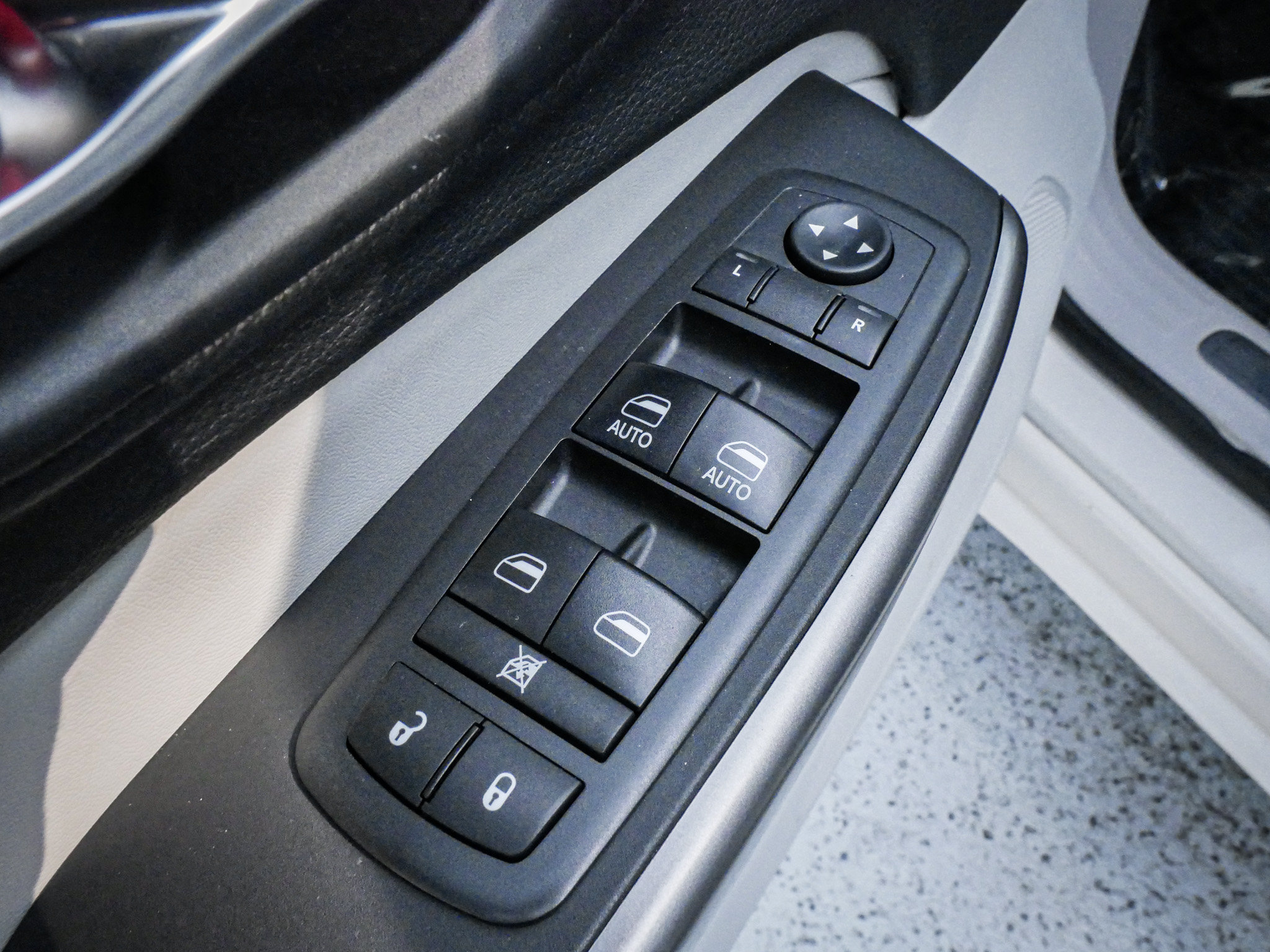 Used 2019 Jeep Cherokee Overland w/ Technology Group AWD/4WD image 15