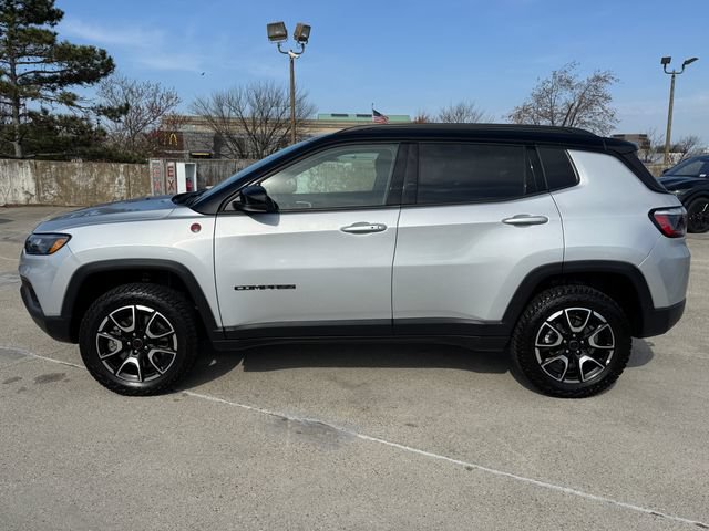Used 2025 Jeep Compass Trailhawk AWD/4WD image 11