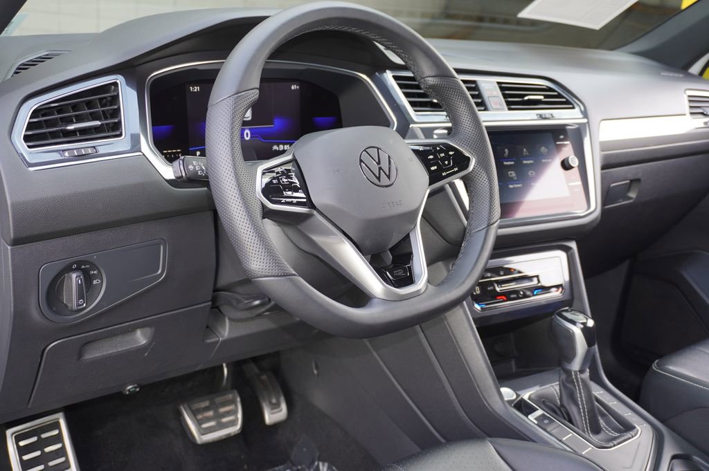 Used 2022 Volkswagen Tiguan SE R-Line image 13