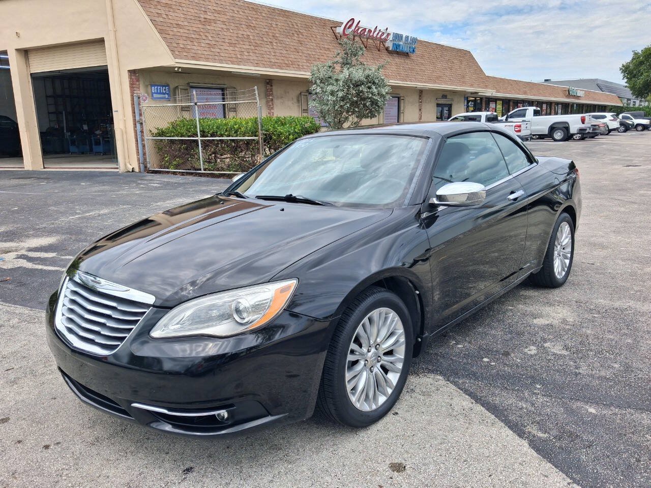 Used 2013 Chrysler 200 Limited FWD image 2