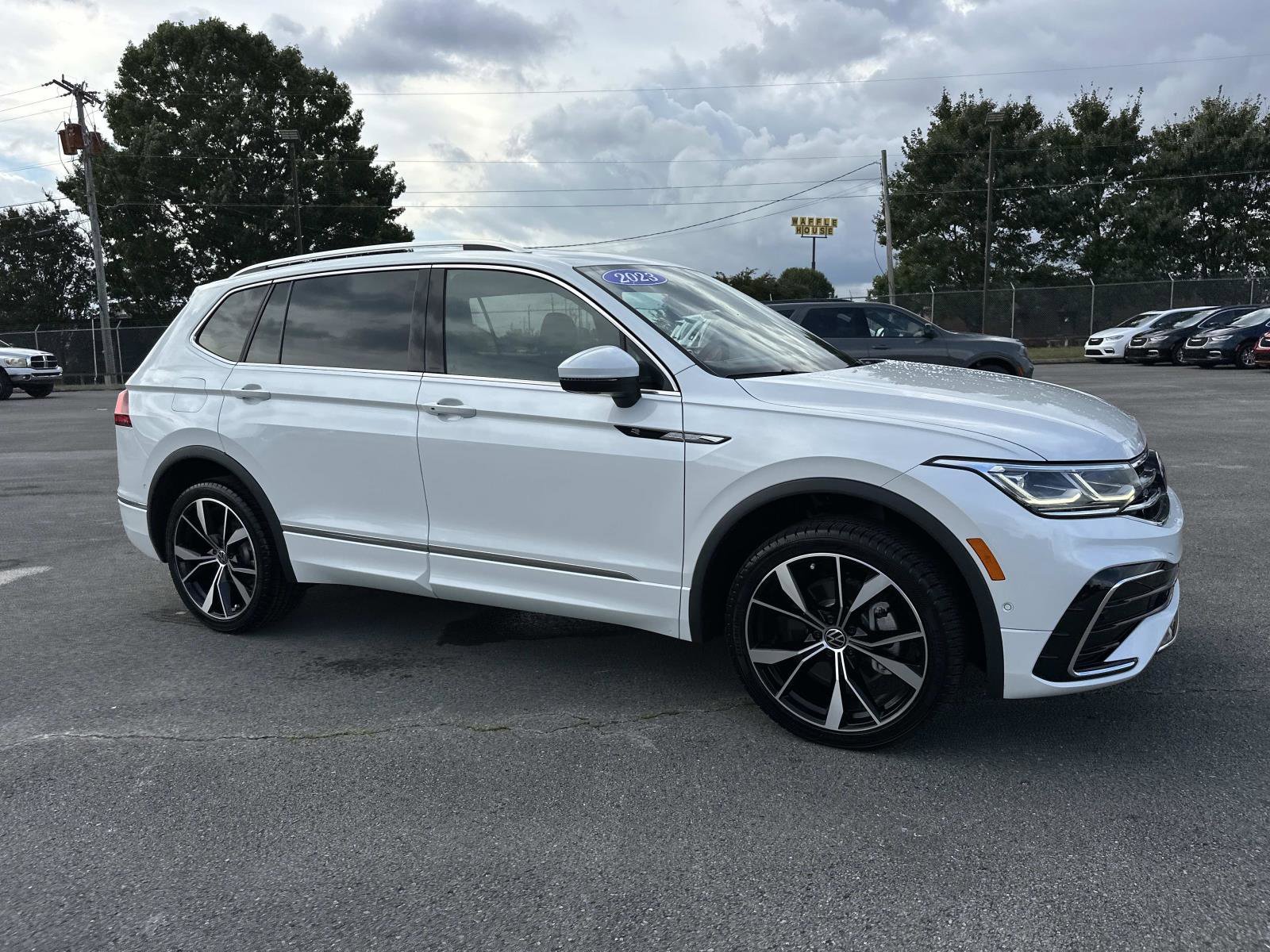 Used 2023 Volkswagen Tiguan SEL R-Line image 2