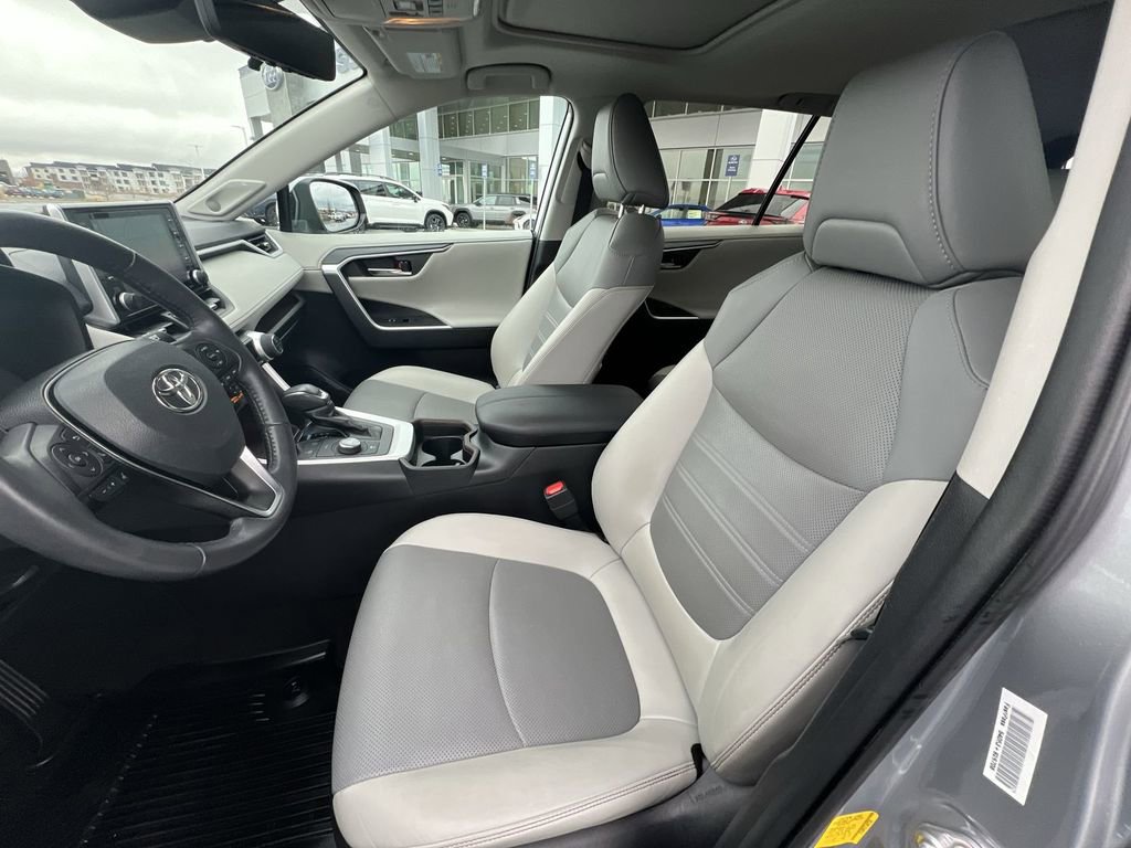 Used 2020 Toyota RAV4 Limited image 20