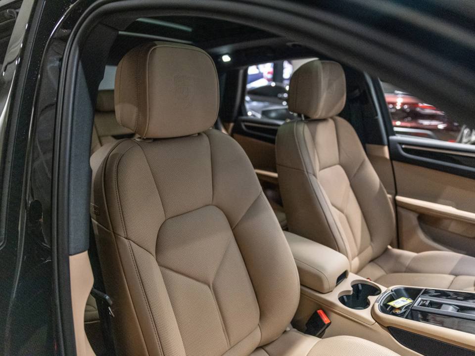 Certified 2026 Porsche Macan AWD/4WD image 34