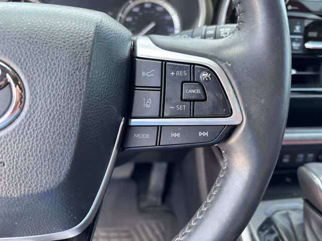 Used 2022 Toyota Highlander XSE FWD image 12