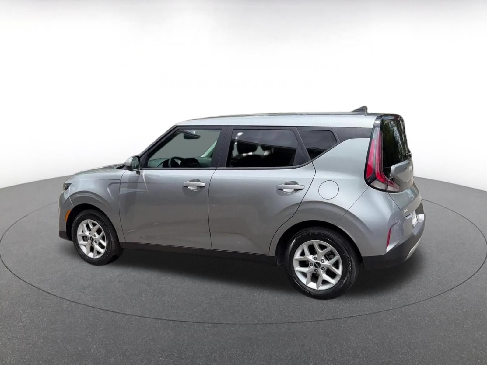 Used 2025 Kia Soul LX w/ LX Technology Package FWD image 9