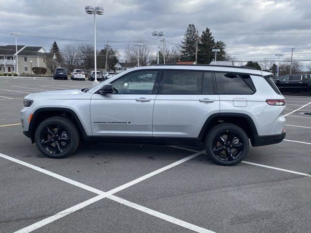 New 2025 Jeep Grand Cherokee L Limited w/ Black Appearance Package image 4