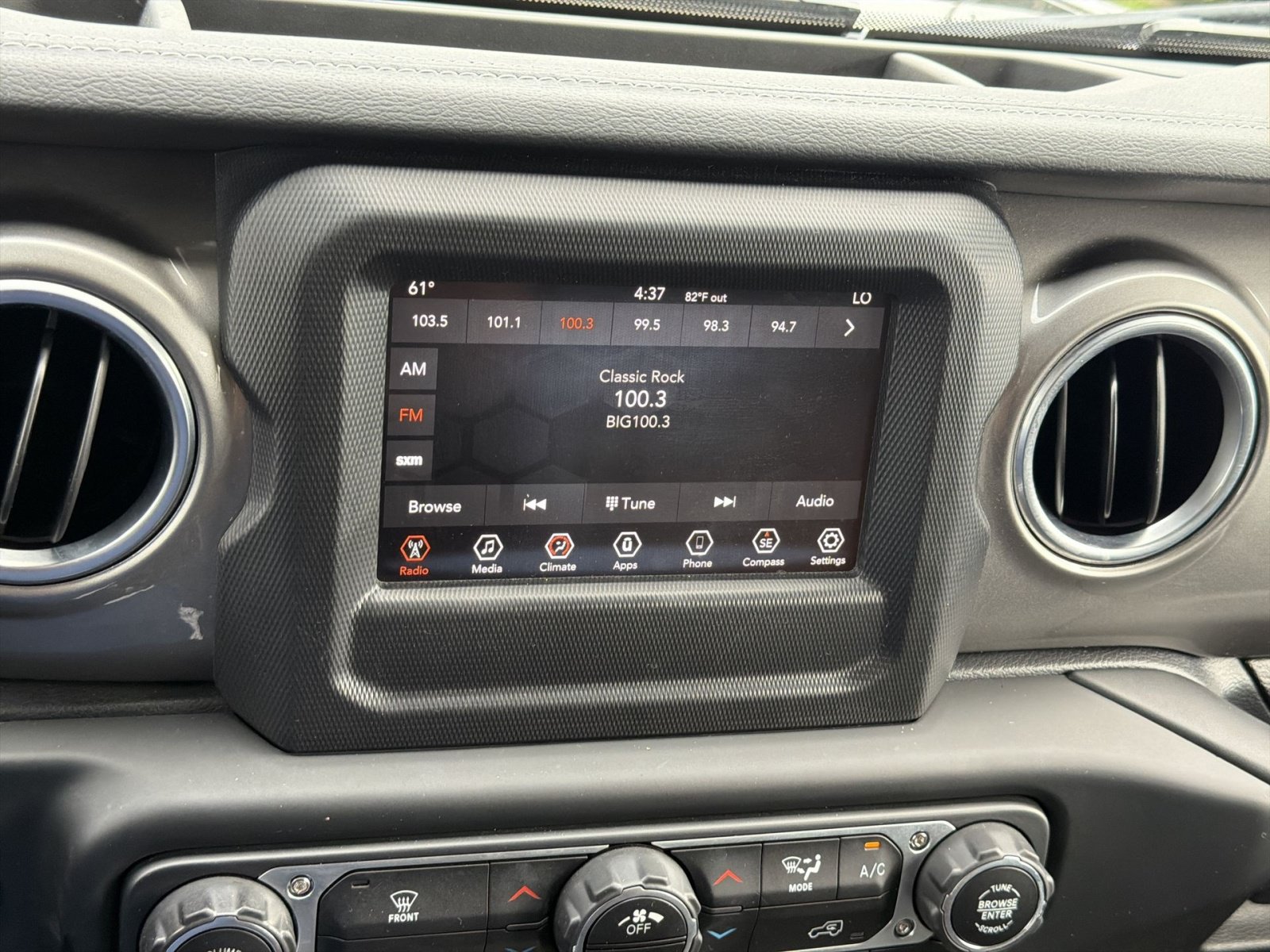 Used 2018 Jeep Wrangler Unlimited Sahara AWD/4WD image 18