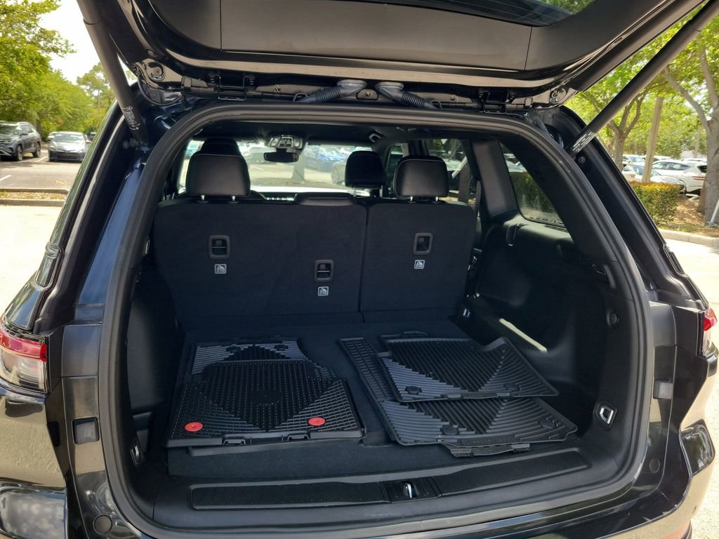 Used 2024 Jeep Grand Cherokee Limited w/ Black Appearance Package image 14