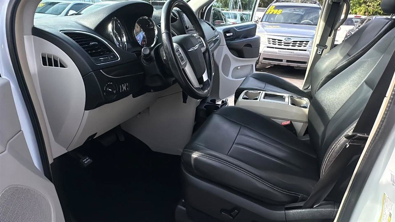 Used 2016 Chrysler Town & Country Touring FWD image 21