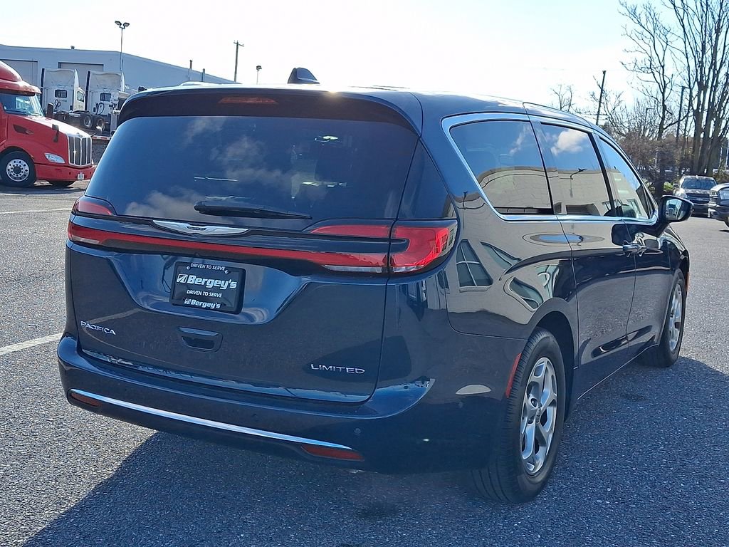 Used 2024 Chrysler Pacifica Limited image 4