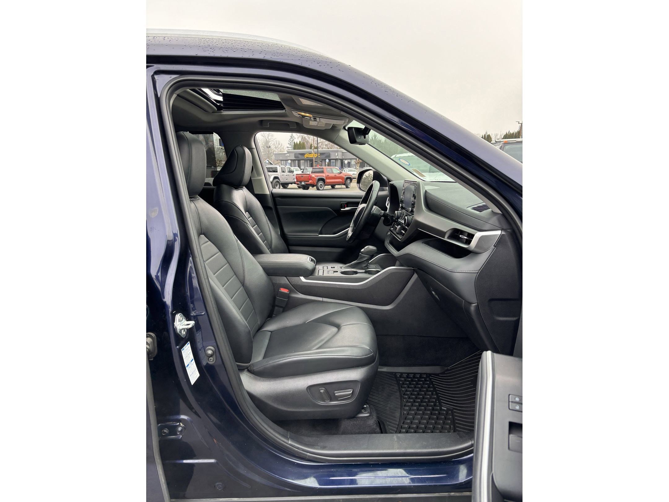 Used 2022 Toyota Highlander XLE image 9