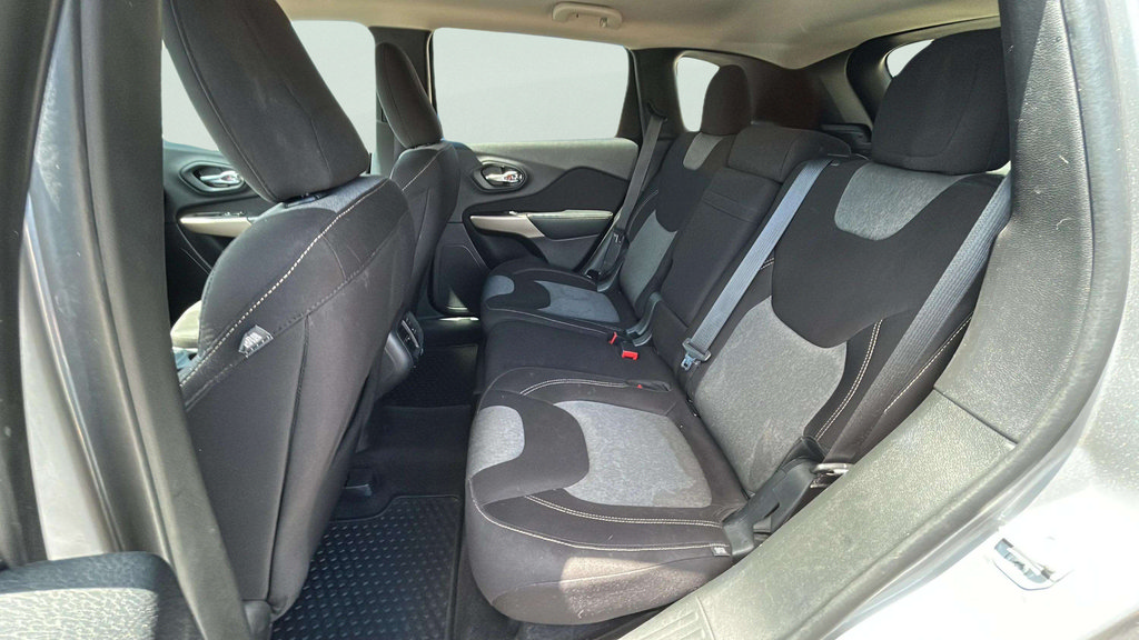 Used 2018 Jeep Cherokee Latitude w/ Altitude Package AWD/4WD image 21