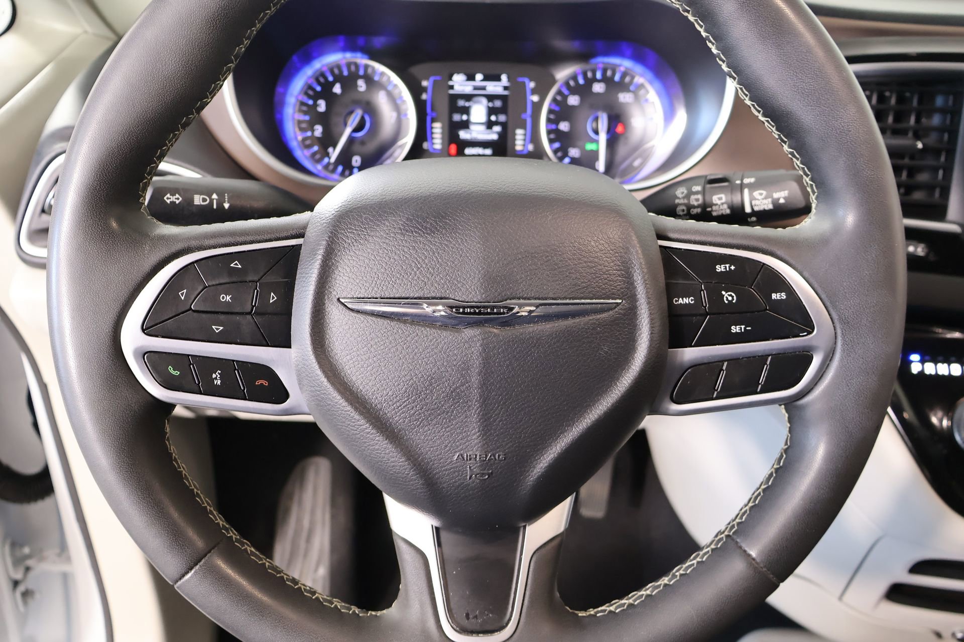 Used 2022 Chrysler Voyager LX image 3