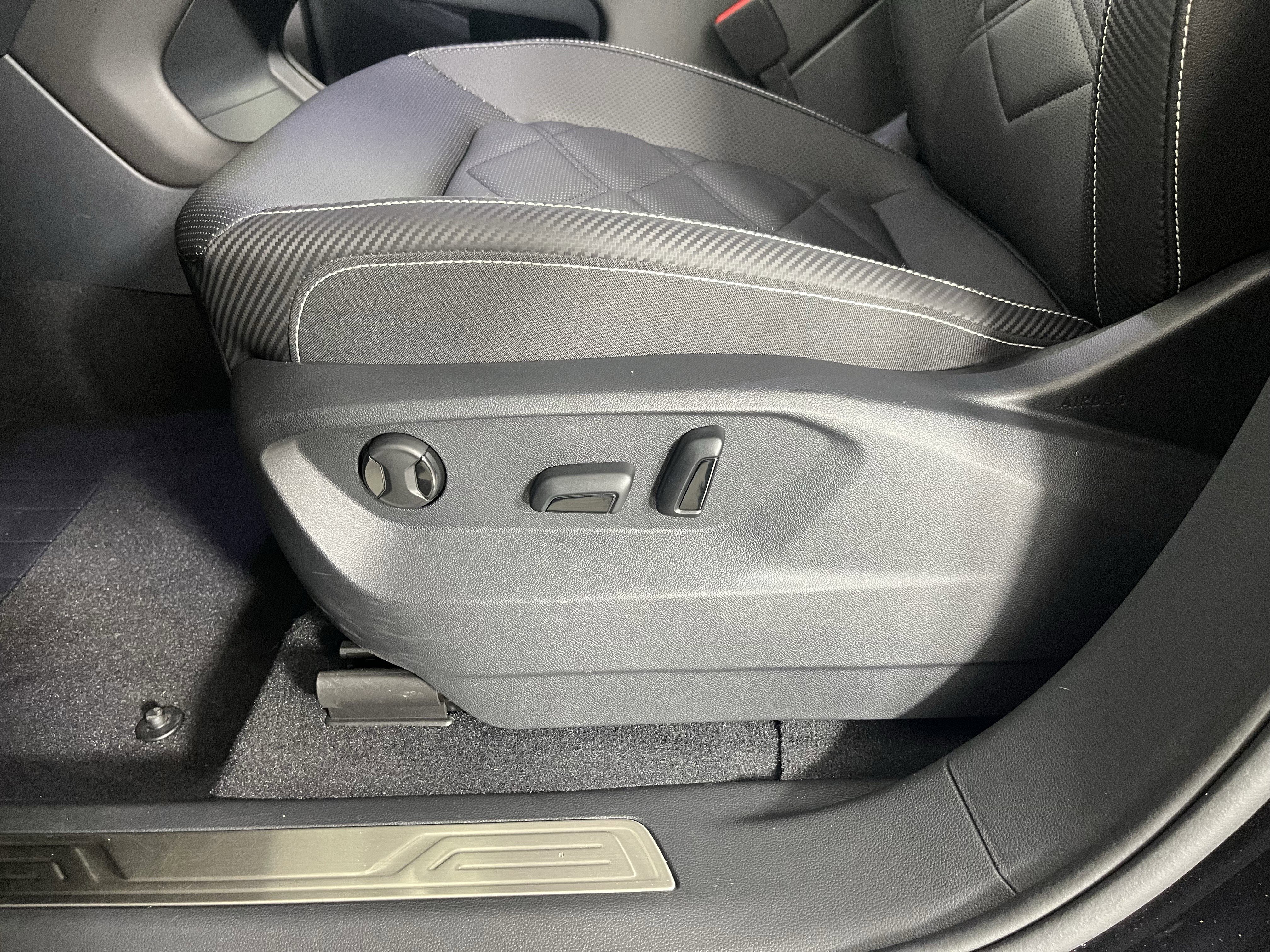 Used 2025 Volkswagen Atlas Cross Sport SE image 19