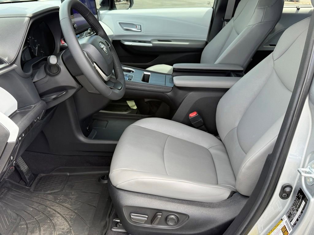 Used 2025 Toyota Sienna XLE w/ XLE Plus Package FWD image 20