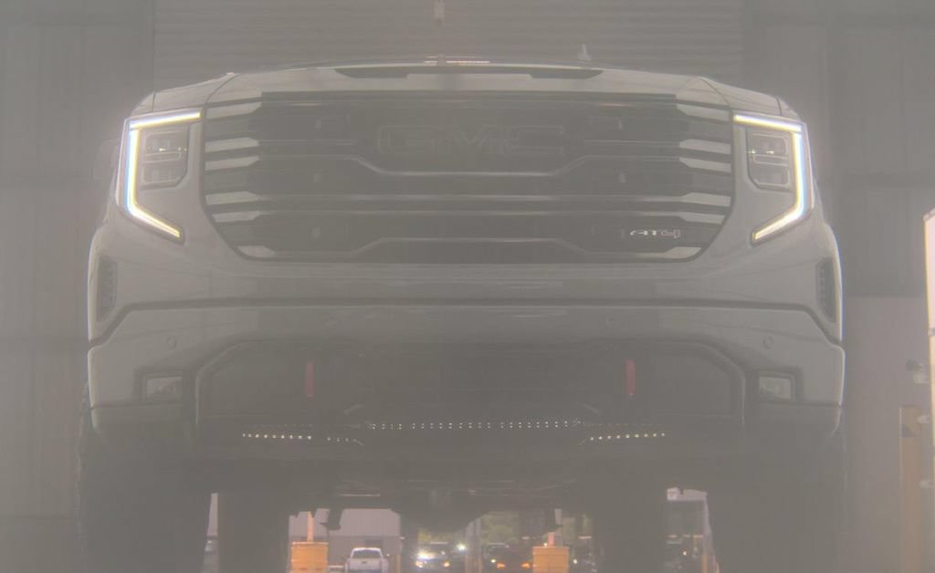 Used 2024 GMC Sierra 1500 AT4 w/ Technology Package AWD/4WD image 3