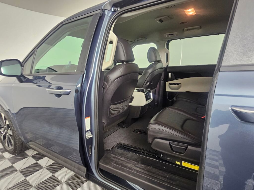 Used 2024 Kia Carnival EX image 34