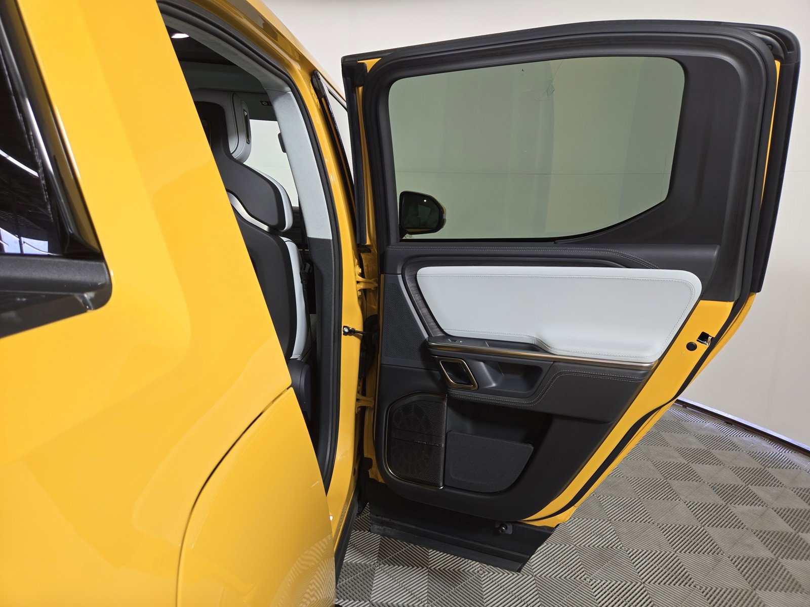 Used 2023 Rivian R1T Adventure AWD/4WD image 19