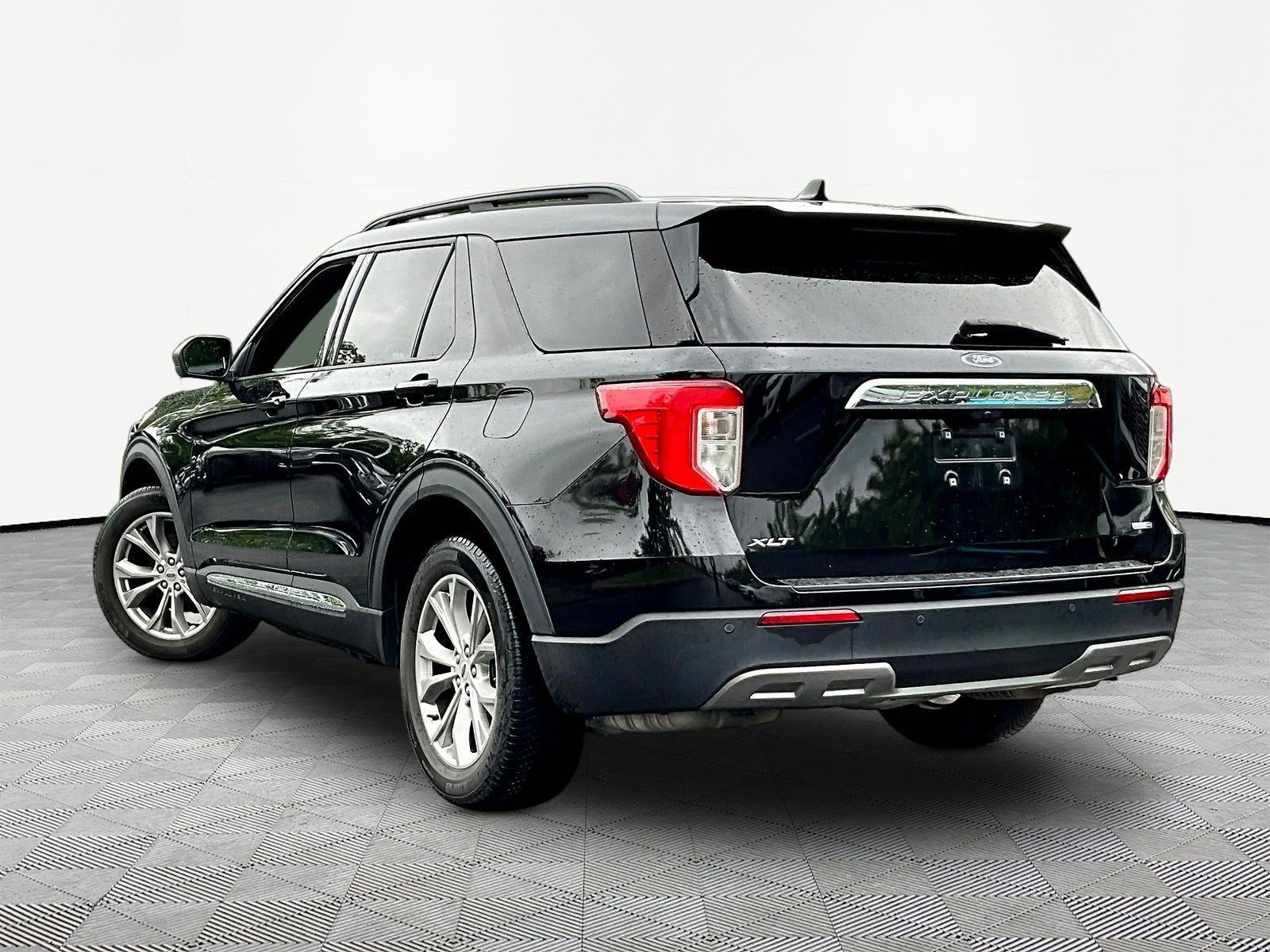 Used 2020 Ford Explorer XLT w/ Equipment Group 202A AWD/4WD image 4