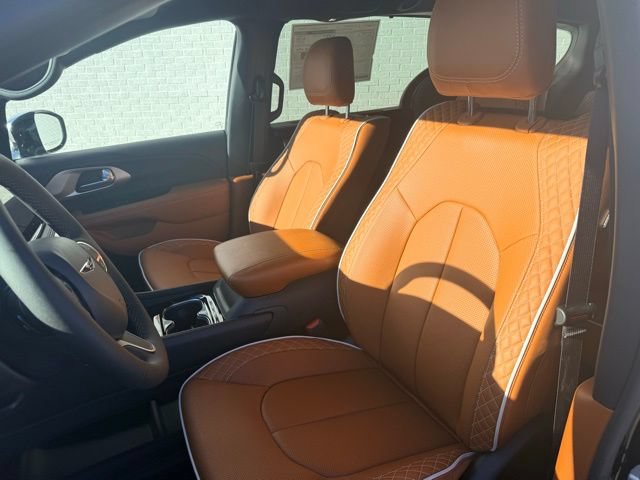 New 2026 Chrysler Pacifica Pinnacle w/ Trailer Tow Group FWD image 14