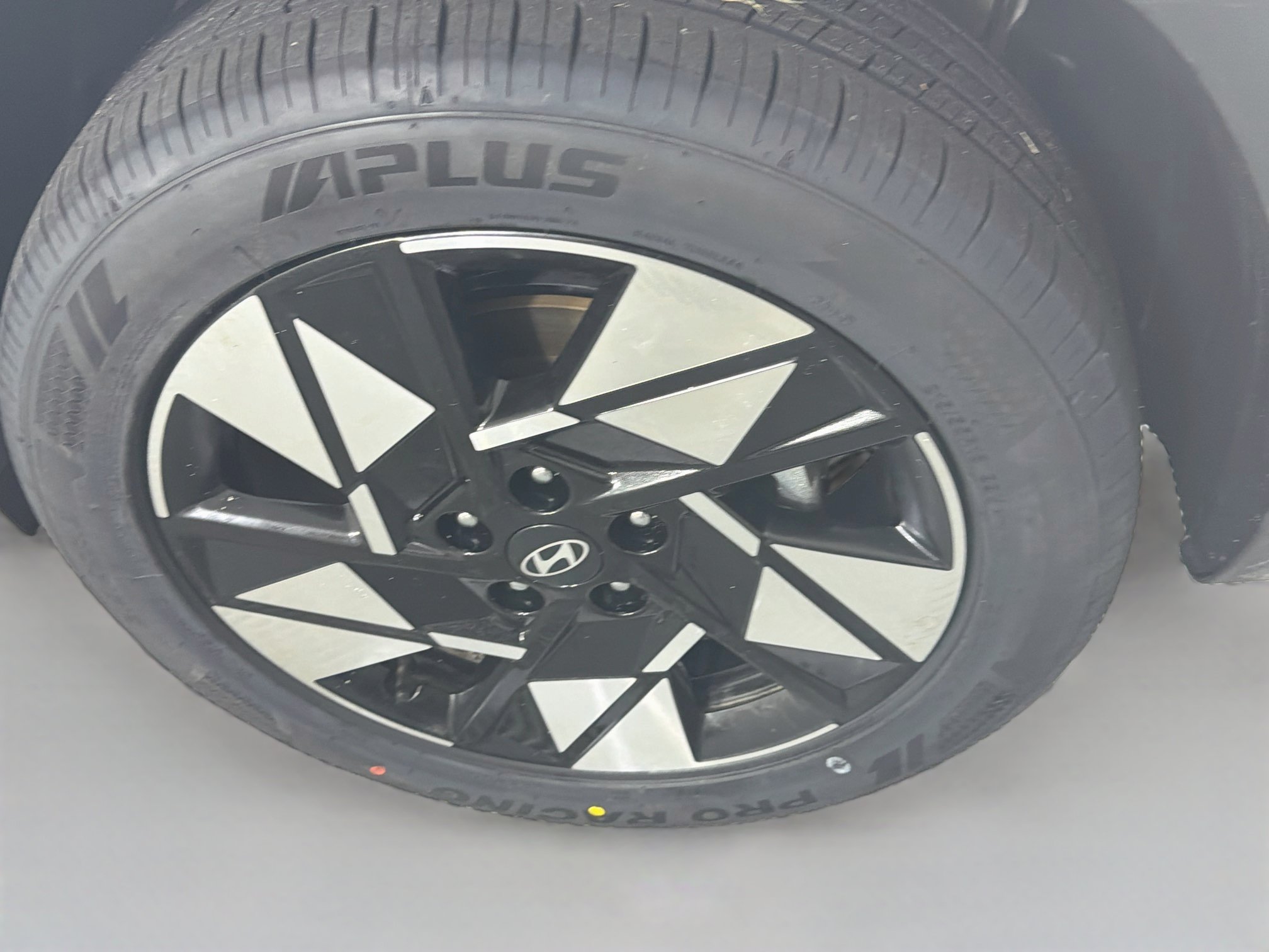 Used 2025 Hyundai Kona SEL FWD image 11