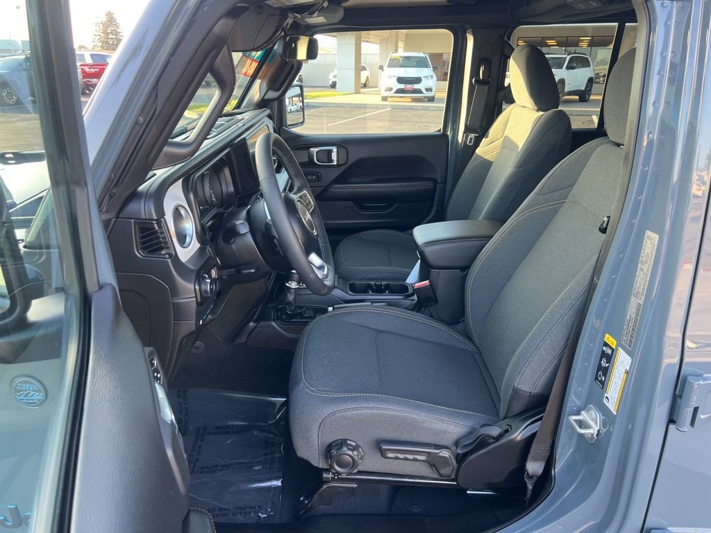 Used 2025 Jeep Wrangler Unlimited Sahara AWD/4WD image 24