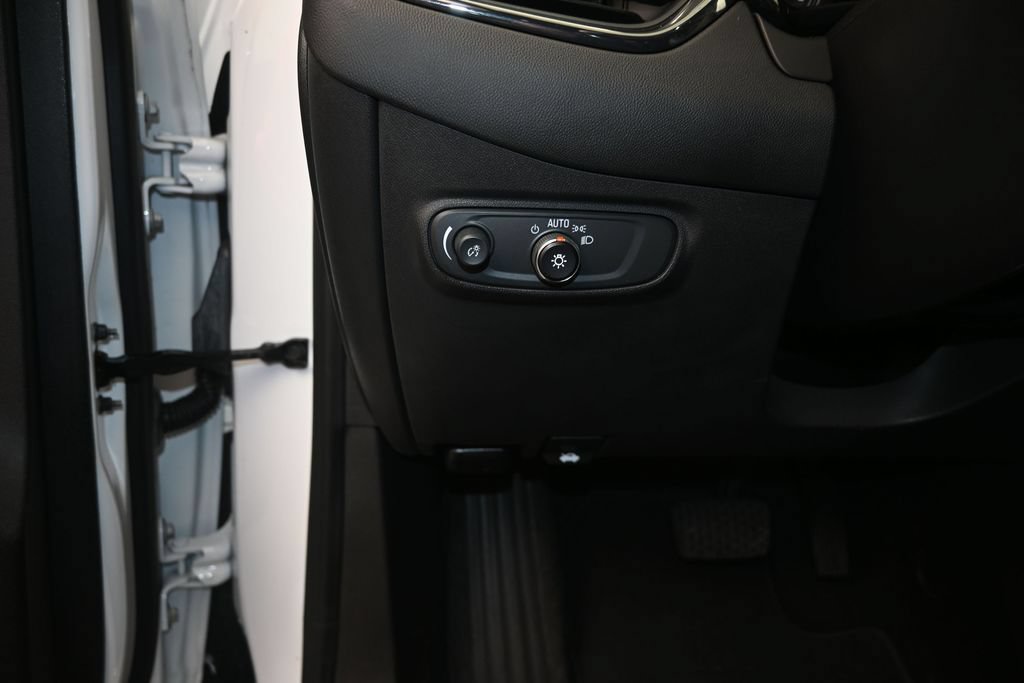 Certified 2022 Chevrolet Equinox RS w/ Infotainment Package FWD image 12