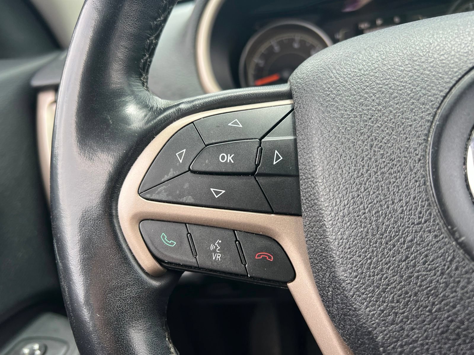 Used 2015 Jeep Cherokee Latitude w/ Cold Weather Group AWD/4WD image 19