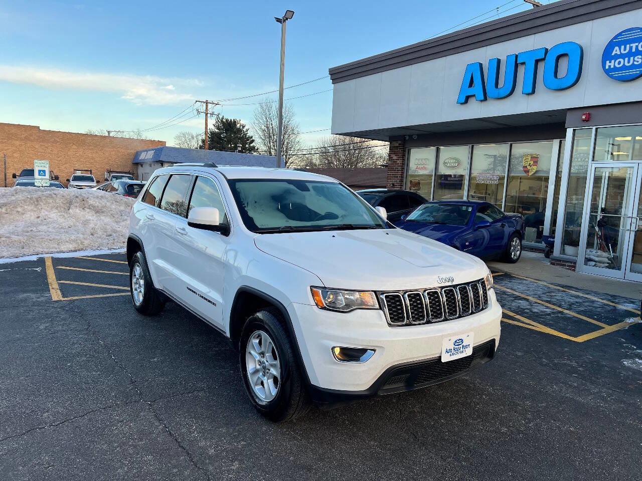 Used 2017 Jeep Grand Cherokee Laredo w/ Quick Order Package 23E AWD/4WD image 3