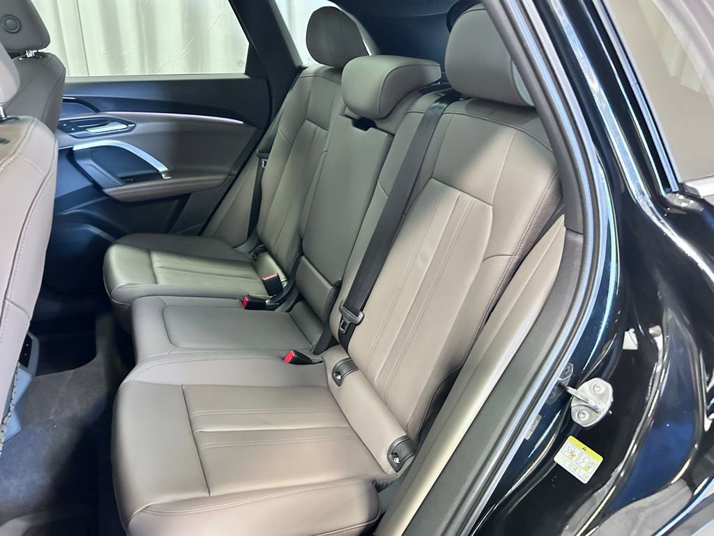 Used 2025 Audi Q5 Premium w/ Convenience Package image 21