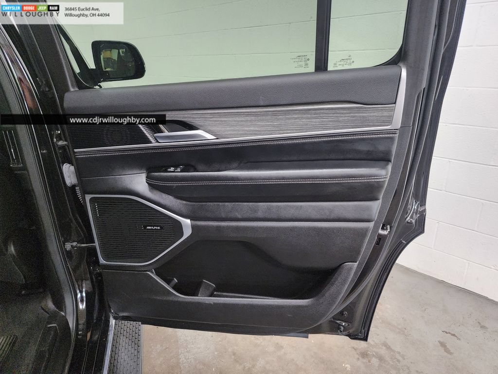 Used 2024 Jeep Wagoneer Series II AWD/4WD image 29
