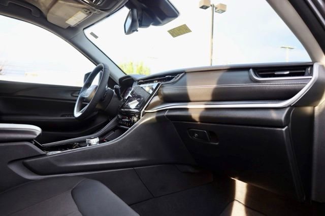 Used 2023 Jeep Grand Cherokee Laredo image 36