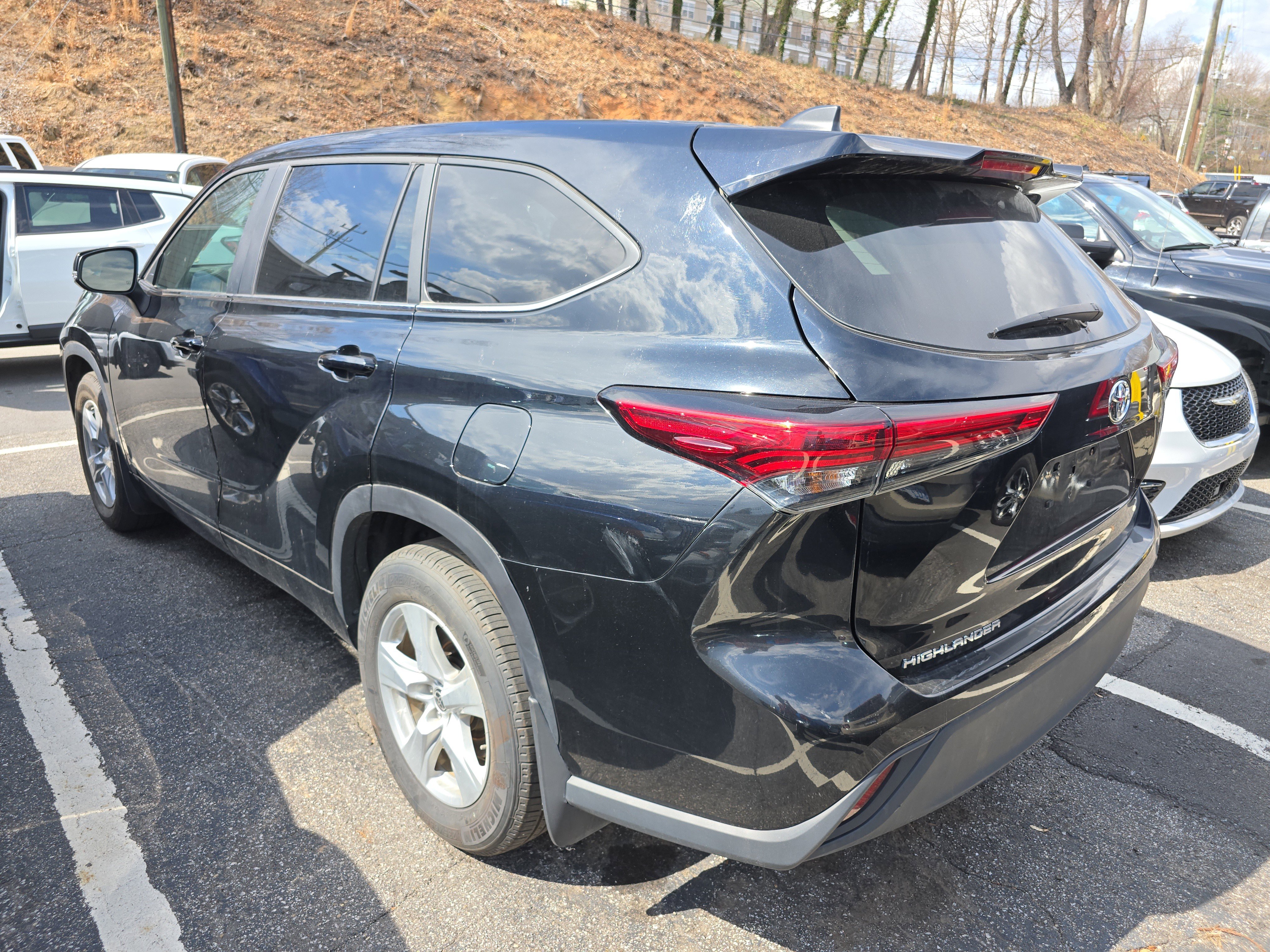 Used 2023 Toyota Highlander L image 3