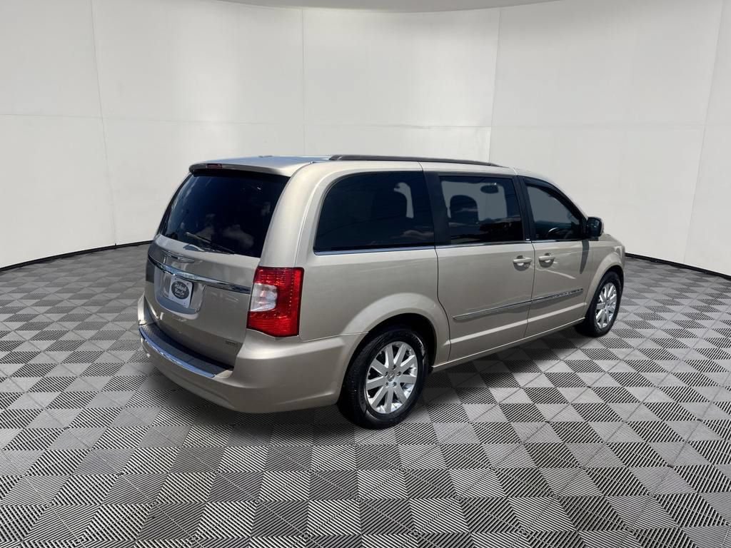 Used 2014 Chrysler Town & Country Touring FWD image 5