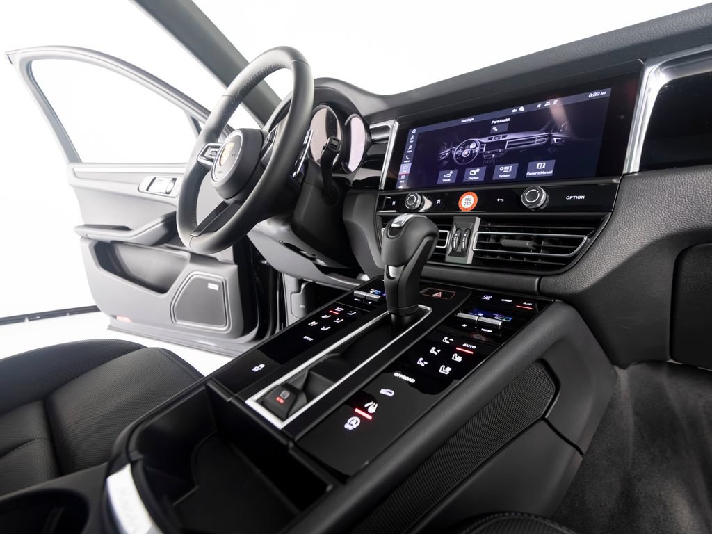 Certified 2026 Porsche Macan AWD/4WD image 32