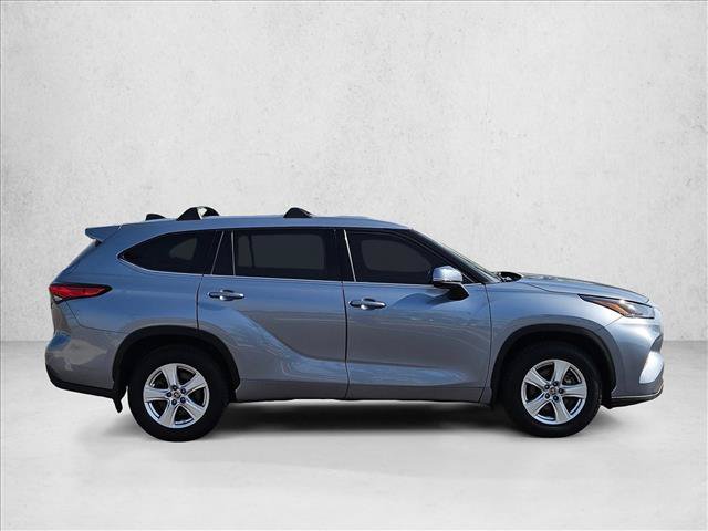 Used 2022 Toyota Highlander LE AWD/4WD image 4