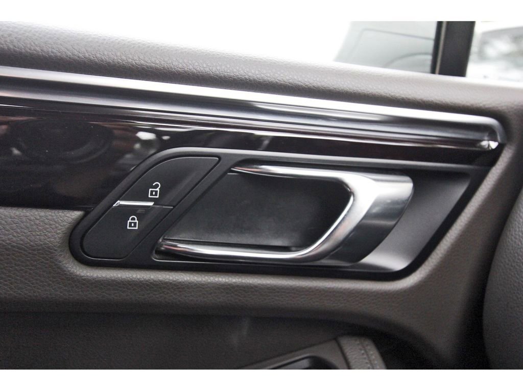 Used 2022 Porsche Macan image 24