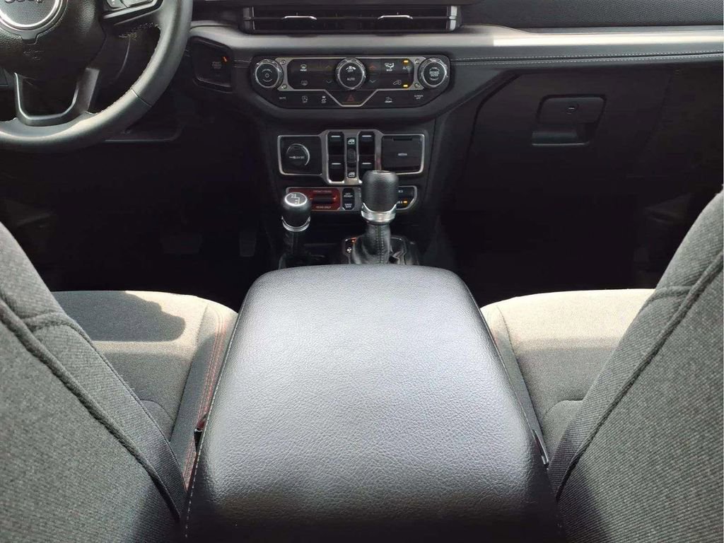 Used 2025 Jeep Wrangler Unlimited Rubicon AWD/4WD image 12