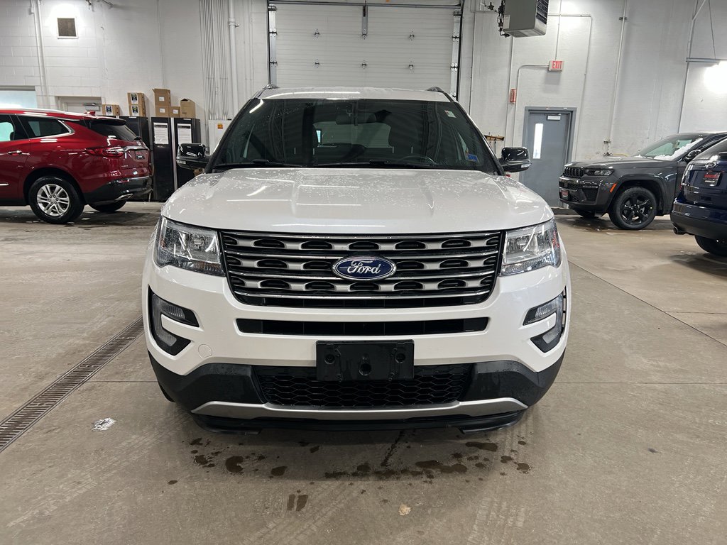 Used 2017 Ford Explorer XLT image 2