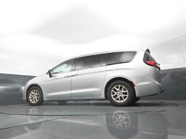 Used 2024 Chrysler Pacifica Touring-L FWD image 35