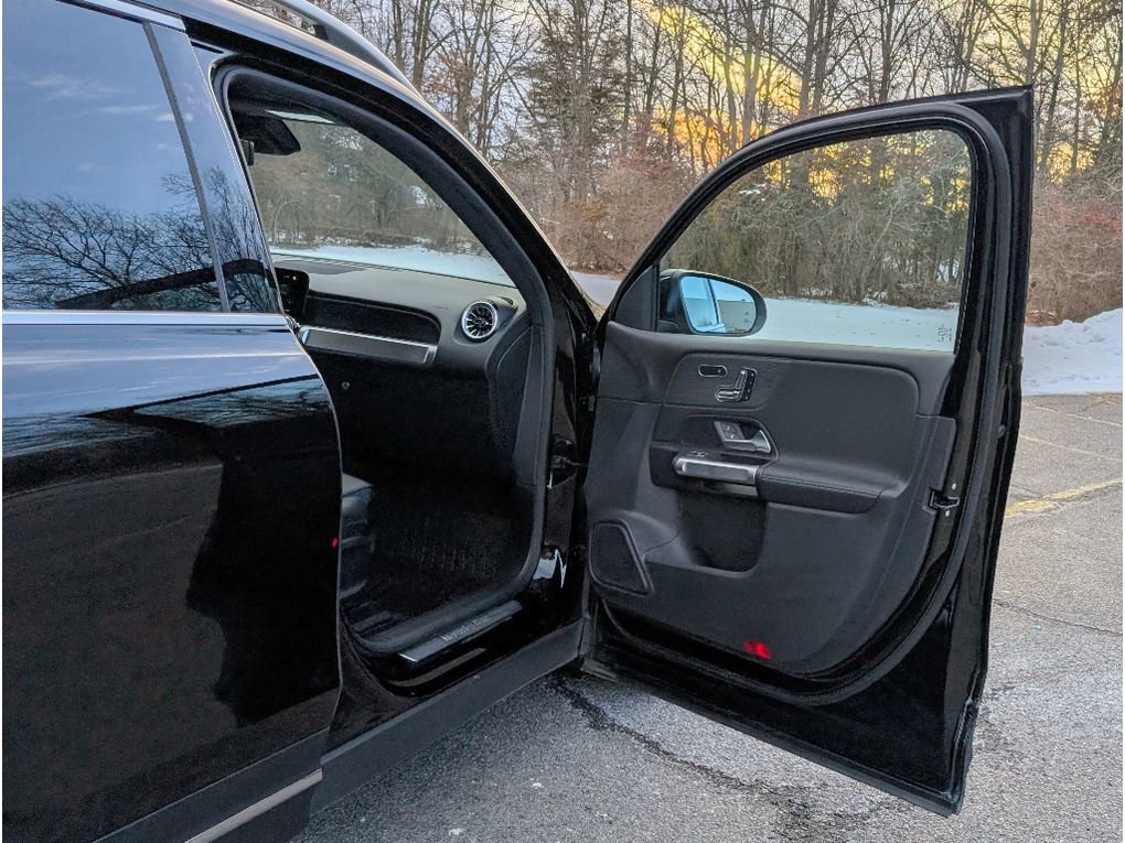 Used 2023 Mercedes-Benz EQB 300 4MATIC image 11